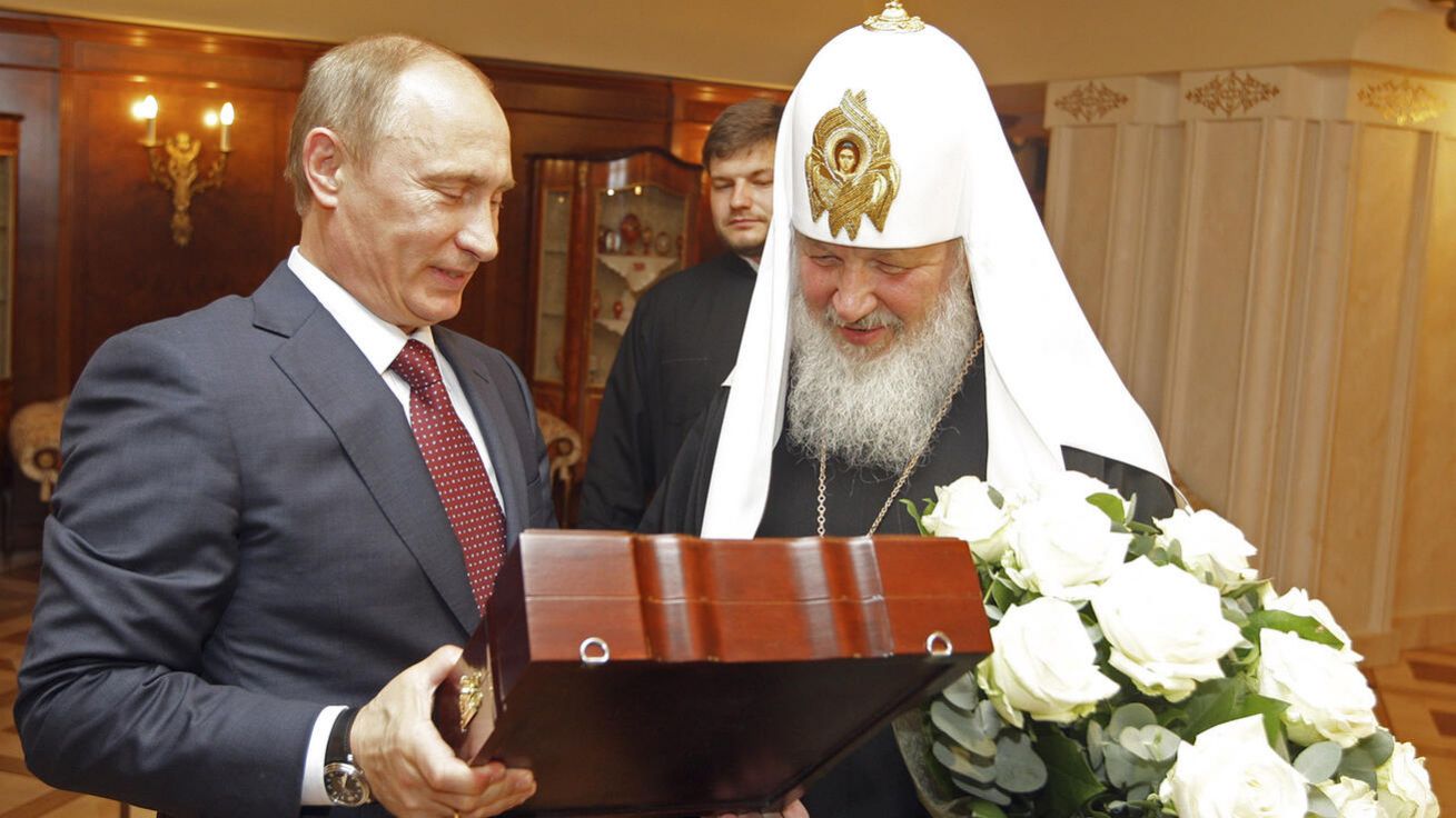 image:Image V roce 2010 si ještě málokdo dovedl představit, že prezident Putin a patriarcha Kirill společně otevřou Pandořinu skříňku války na evropském kontinentu. Zde přeje prezident patriarchovi k jeho svátku.