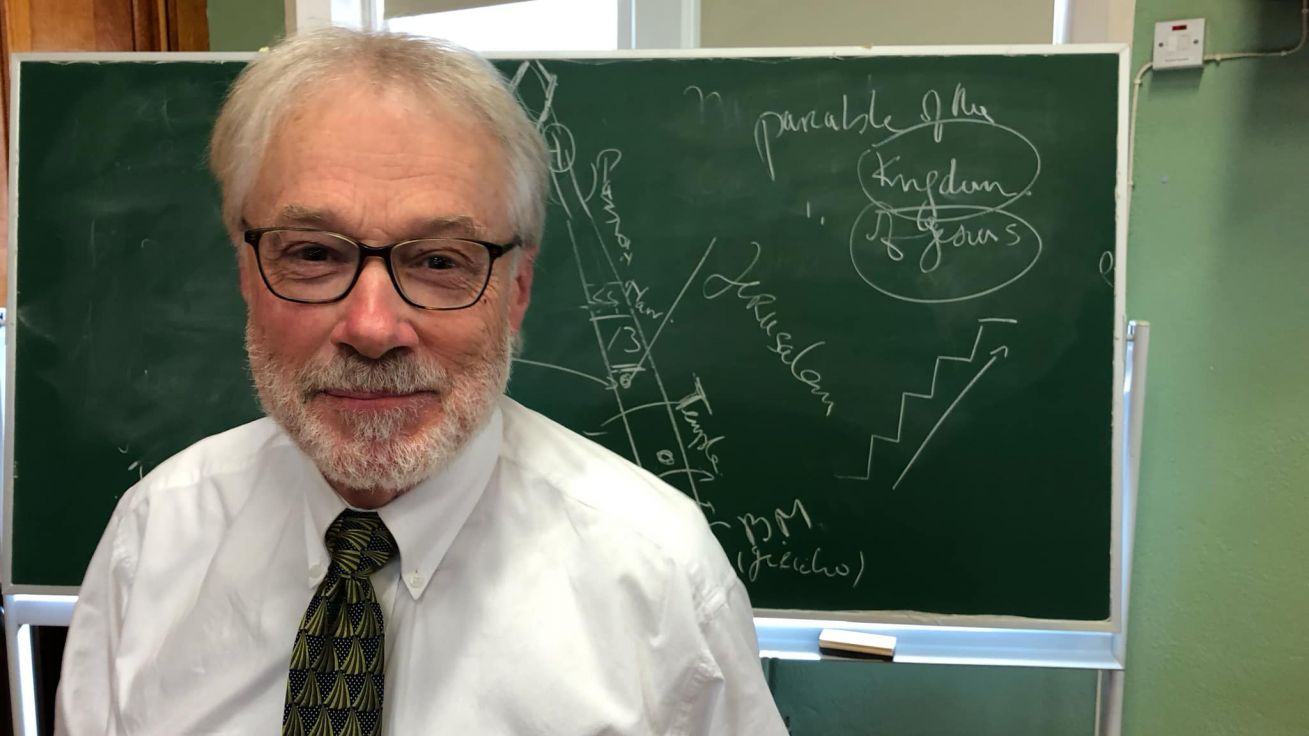 image:Image „Čteme Bibli tak, aby nás vedla domů? Jaké světlo vrhá Bible na můj život?“ ptá se irský biblista P. Séamus O’Connell.