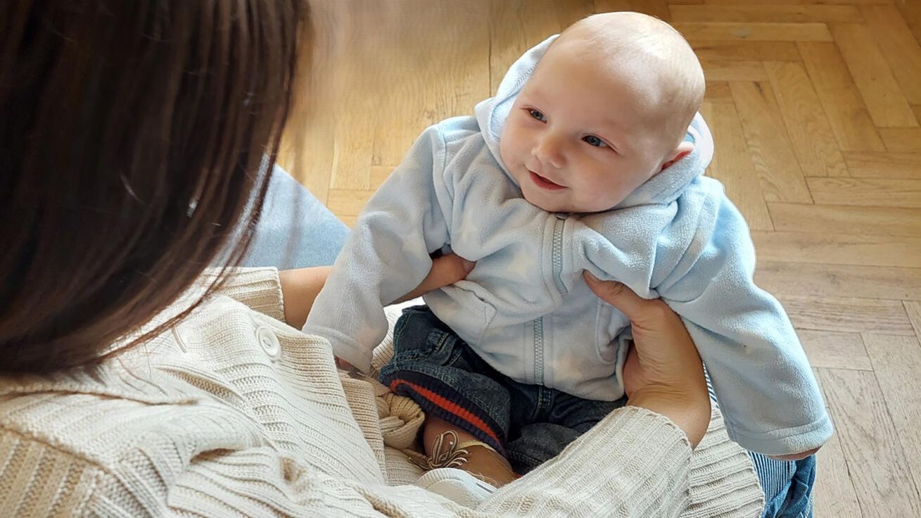 image:Image Pohled, který v azylovém domě vidí velmi rádi: maminka našla naději i cestu ze svých trápení a její miminko září pokojem.