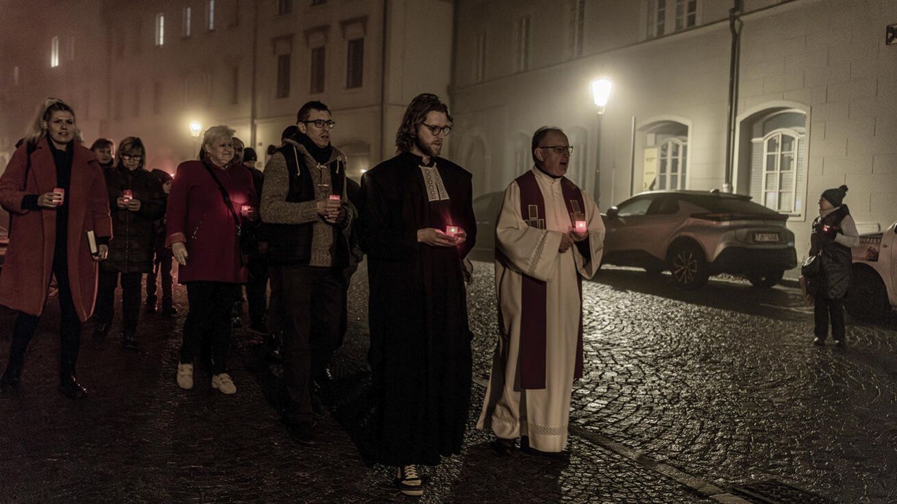 image:Image Nejen červené světlo, ale také průvod křesťanů se svíčkami k morovému sloupu na litoměřickém Mírovém náměstí upozornily na náboženskou nesvobodu ve světě.