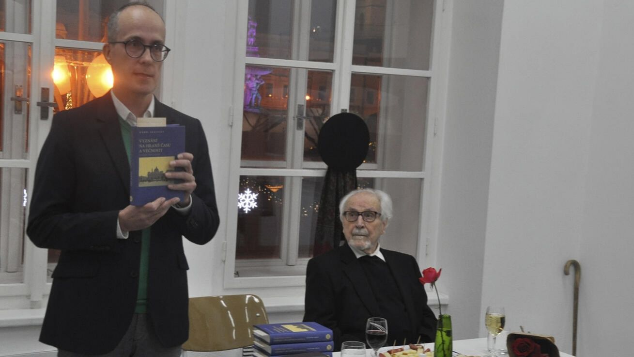 image:Image Paměti Karla Skalického uvedl editor knihy Zdeněk A. Eminger v Domě umění, kde se autor setkal s přáteli.