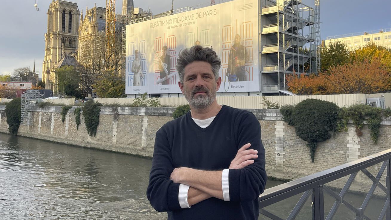 image:Image „Znovuotevření bude radostná událost, která snad pomůže něco napravit,“ těší se Alexis Congourdeau, jeden z farníků Notre-Dame.
