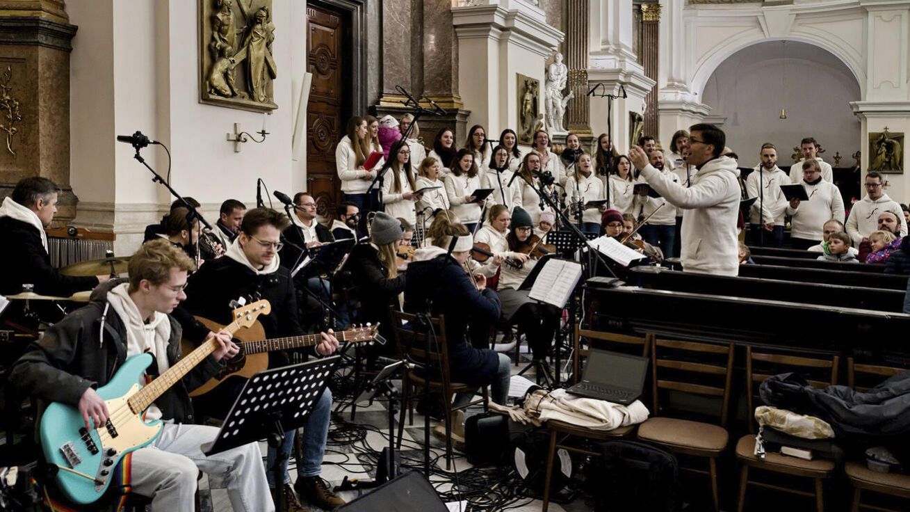 image:Image Mši svatou hrou a zpěvem doprovodila Schola brněnské mládeže.