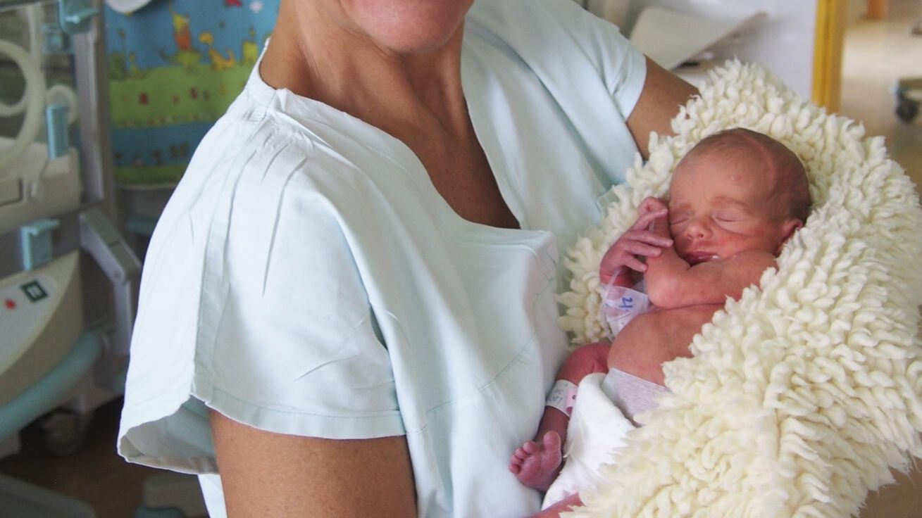 image:Image MUDr. Magdalena Chvílová Weberová zdůrazňuje význam bondingu a kojení pro celoživotní zdraví dítěte i matky. Vedle intenzivní novorozenecké péče se věnuje následné komplexní podpoře dětí s perinatální zátěží a handicapem. Součástí jejího profesního zaměření je rozvoj dětské a perinatální paliativní péče.