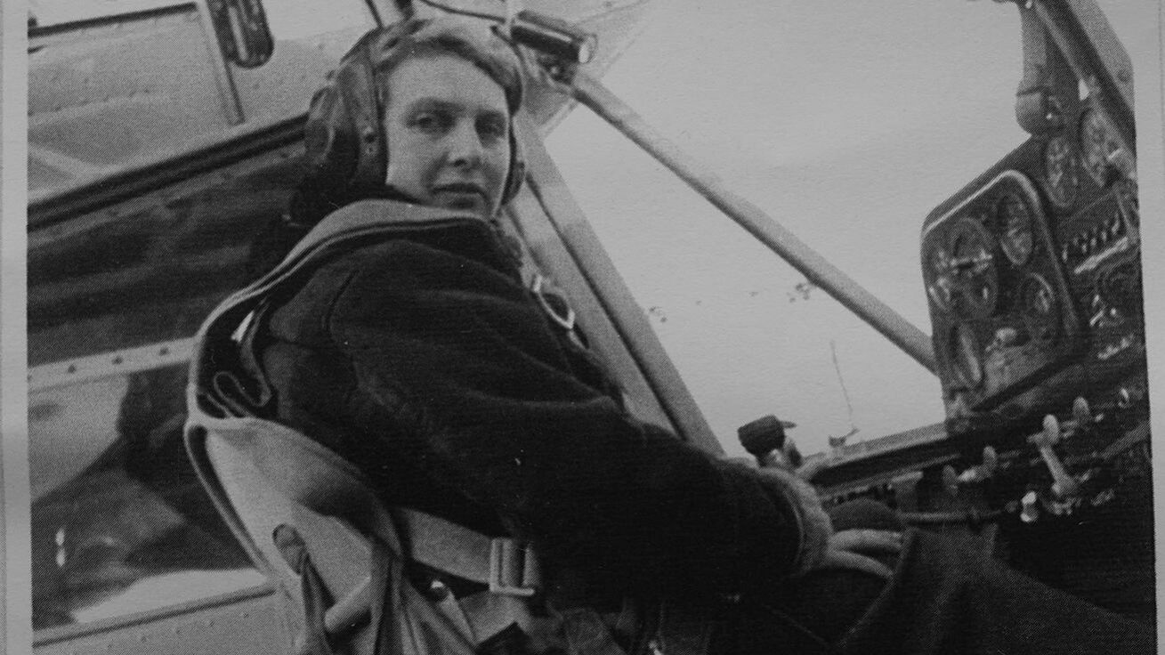 image:Image Zdenka Marsínová v letounu před vysazováním výsadkářů pro cvičné seskoky v padesátých letech.