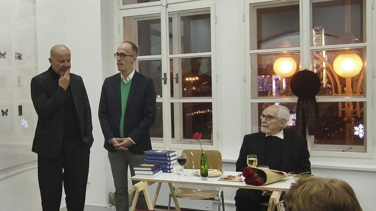 image:Image Druhý díl svých pamětí uvedl Mons. Karel Skalický na konci listopadu v českobudějovickém Domě umění.