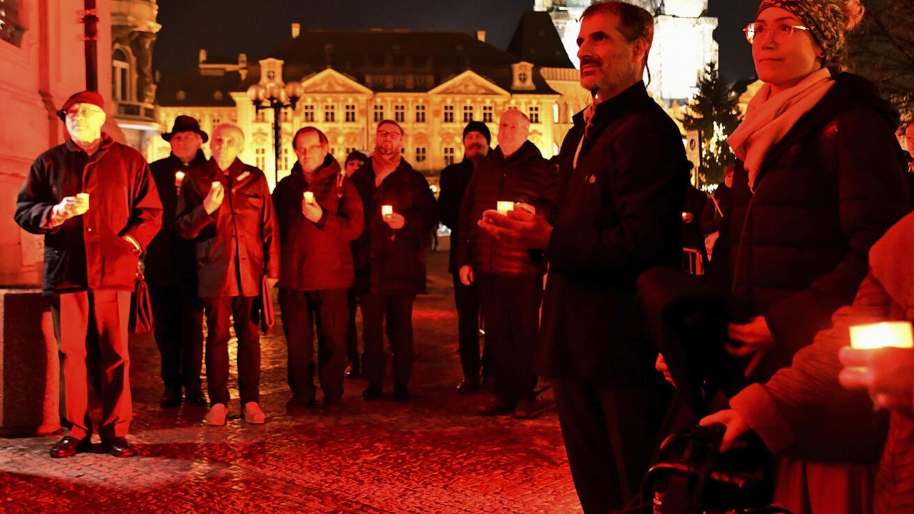 image:Image Průvod se zastavil i na Staroměstském náměstí.