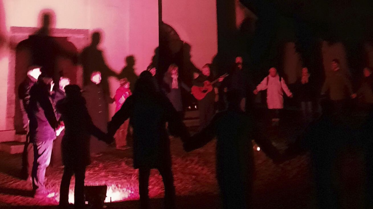 image:Image Věřící u sušického kostela Matky Boží.