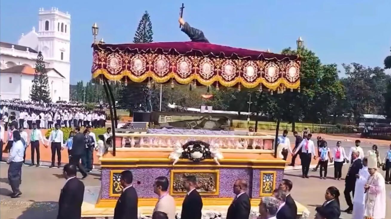 image:Image Relikviář s tělem sv. Františka Xaverského převezl speciální elektromobil za doprovodu věřících do katedrály Sé.