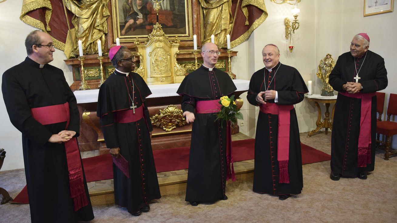 image:Image Čtyři představitelé královéhradecké diecéze s apoštolským nunciem. Zleva Mons. Jan Paseka, Mons. Jude Thaddeus Okolo, P. Prokop Brož, diecézní biskup Jan Vokál a emeritní pomocný biskup Josef Kajnek.