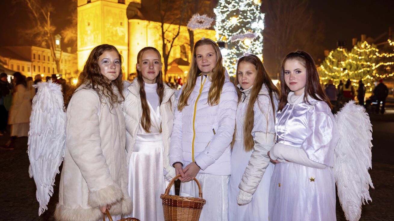 Andělé se v minulých dnech objevovali na mnoha náměstích, jako například v Novém Městě na Moravě. image:Image Andělé se v minulých dnech objevovali na mnoha náměstích, jako například v Novém Městě na Moravě.