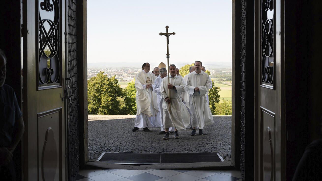 image:Image Svatý rok v diecézích začne průvodem s křížem do katedrály.