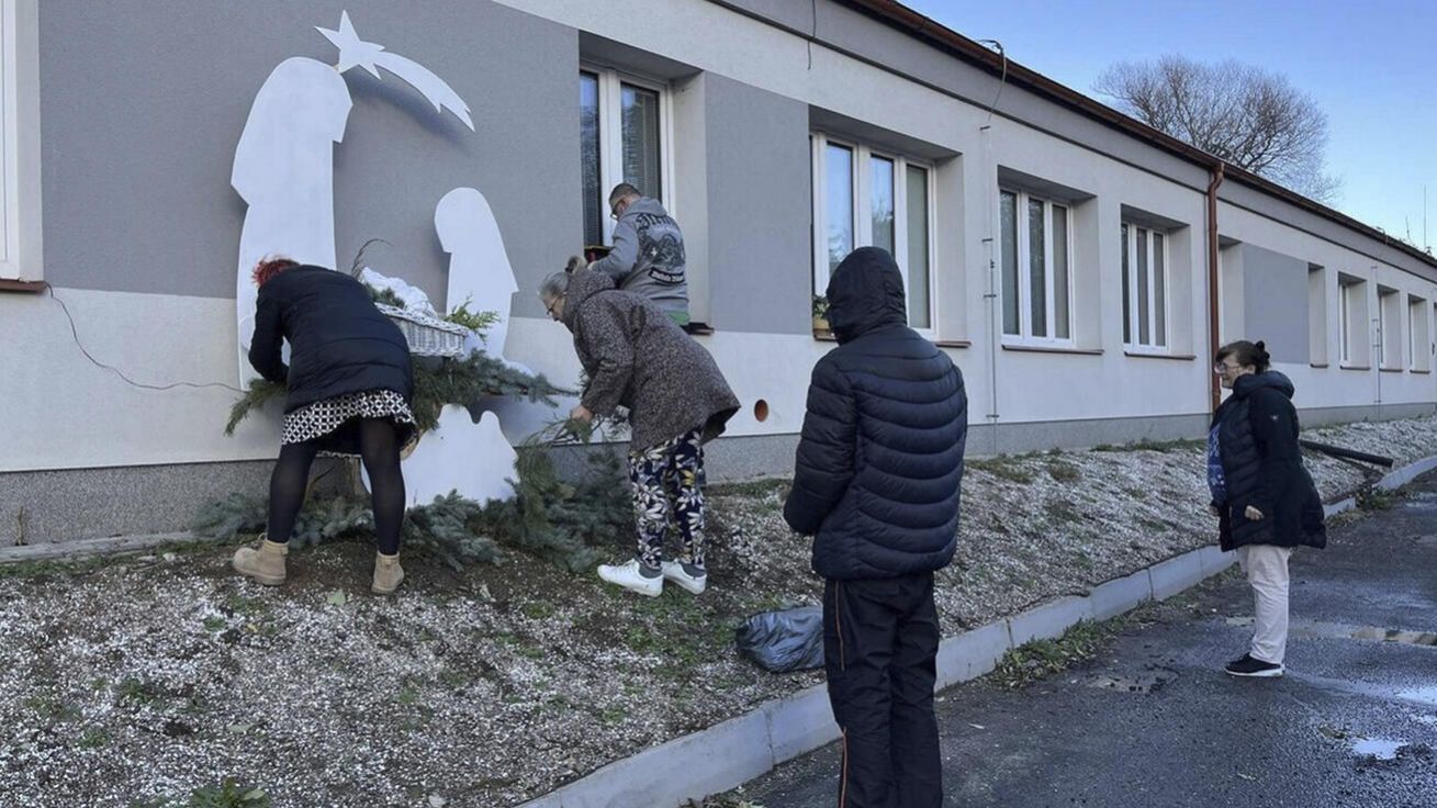 Díky Charitě našli lidé bez domova potřebné zázemí a na oplátku se rozhodli zkrášlit veřejný prostor. V Kutné Hoře vyrobili v prosinci několik betlémů, využili na ně materiály ze sběrného dvora. image:Image Díky Charitě našli lidé bez domova potřebné zázemí a na oplátku se rozhodli zkrášlit veřejný prostor. V Kutné Hoře vyrobili v prosinci několik betlémů, využili na ně materiály ze sběrného dvora.