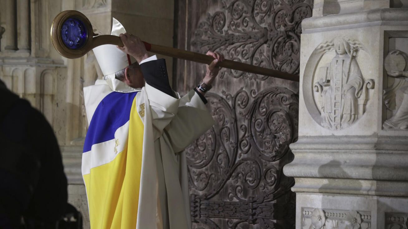 image:Image Arcibiskup Laurent Ulrich otevírá zrekonstruovanou katedrálu.