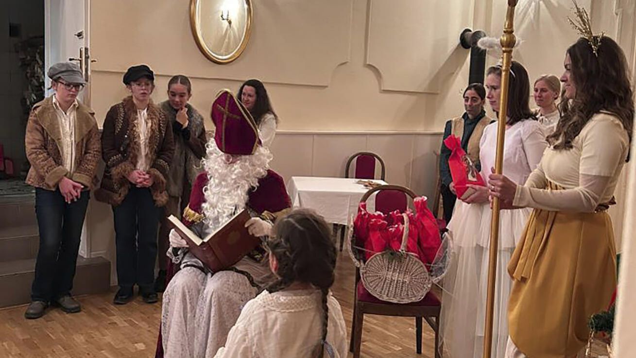 image:Image Plamínky z Klatov zahrály pro děti z Chudenic a okolí divadlo, které ukázalo sv. Mikuláše jako člověka hodného následování.