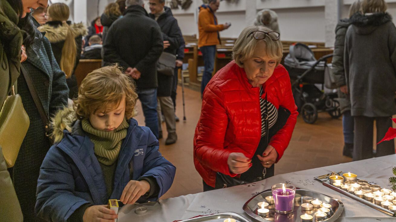 image:Image Světový den památky zesnulých dětí si připomněli v pražském kostele Panny Marie Královny míru koncertem komorního sboru Canti di Praga. Návštěvníci chrámu za zesnulé děti zapálili svíčku.