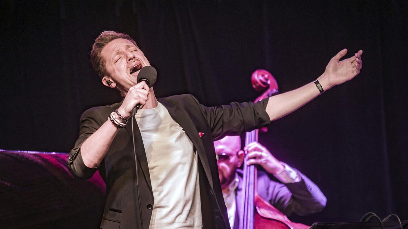 image:Image Dřevěný betlém od řezbáře Marka Pilaře byl žehnán 4. prosince. Následoval koncert Ondřeje Rumla, kde zazněly vánoční písně od Zdeňka N. Bričkovského.