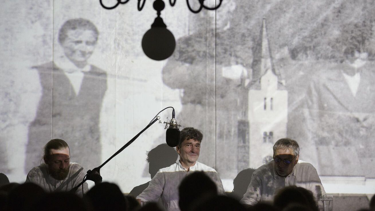 image:Image Z představení Obděnický farář na někdejší faře P. Ladislava Hlada. V pozadí za herci je na dobovém snímku s maminkou a sestrou.