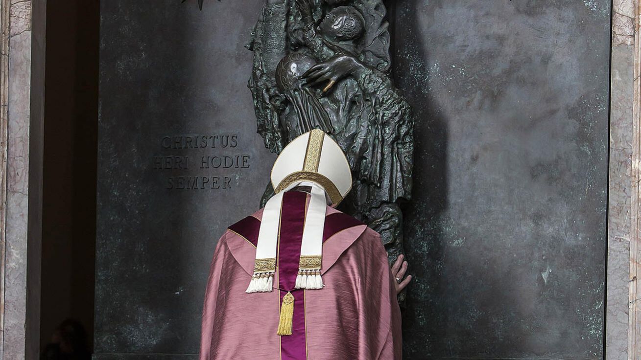 image:Image Papež František při zahájení dosud posledního Svatého roku otevíral Svatou bránu baziliky sv. Jana v Lateránu v prosinci roku 2015.