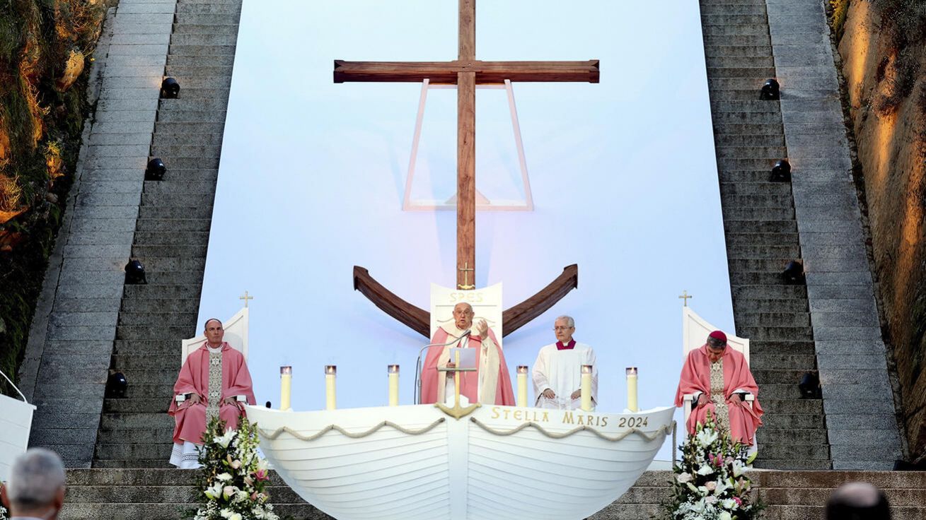 image:Image Před pomníkem korsického rodáka Napoleona Bonaparta slavil František mši svatou u oltáře symbolizujícího loď s kotvou a stěžněm ve tvaru kříže.