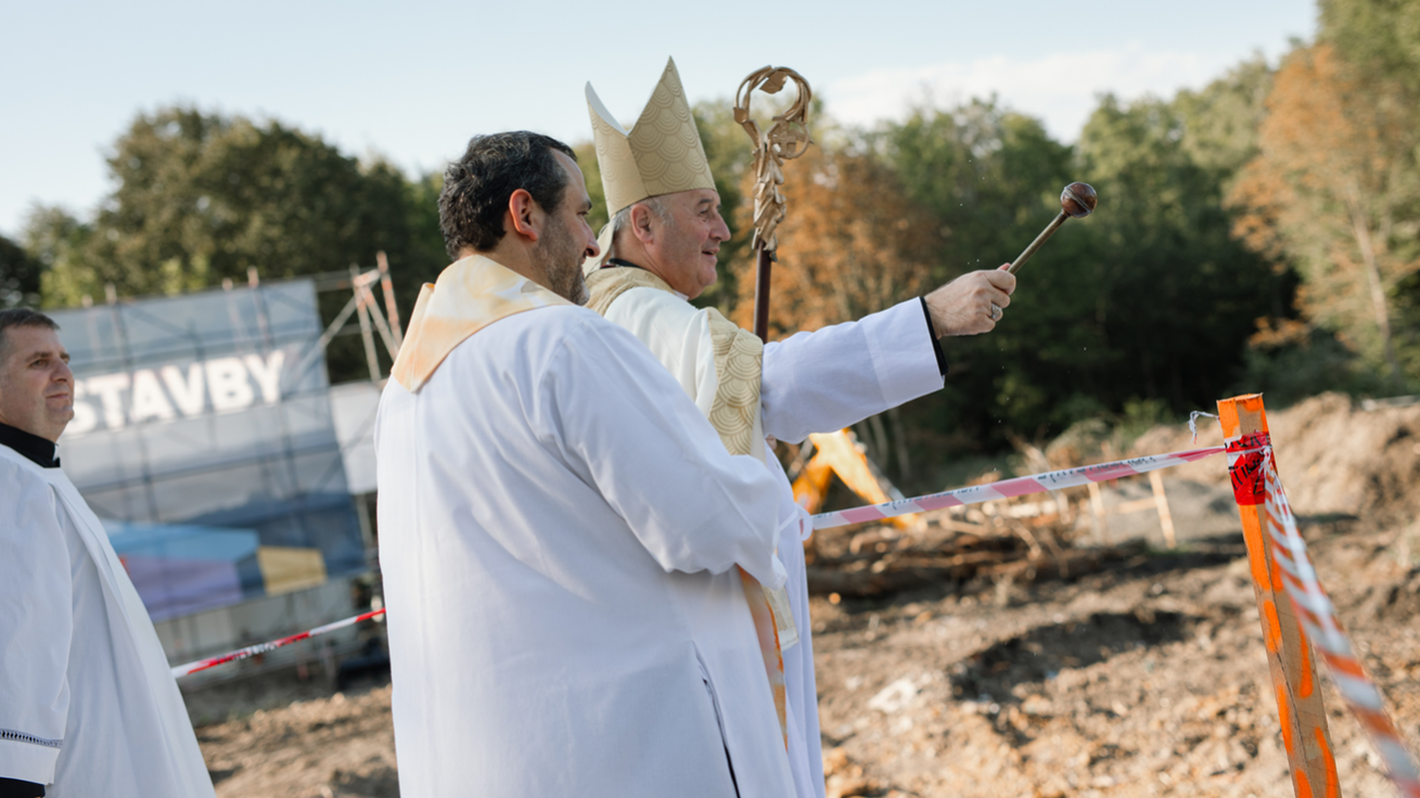 image:Image Požehnání základů od arcibiskupa Jana Graubnera.