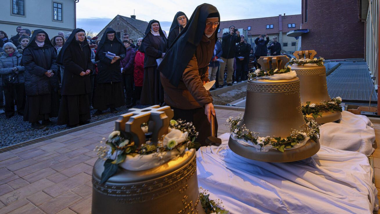 image:Image Žehnání nových zvonů z dílny Petra R. Manouška pro klášter bosých karmelitek v Drastech.