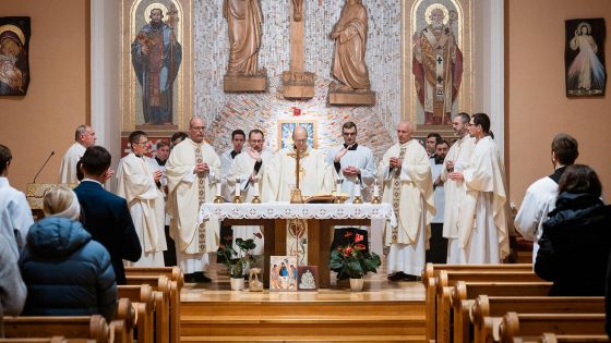 image:Image Výročí posvěcení kaple sv. Cyrila a Metoděje, která slouží studentům ubytovaným v budově kněžského semináře. Zde s nimi minulý týden slavil biskup Antonín Basler.