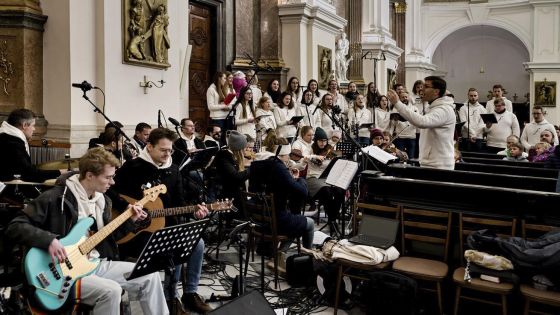 image:Image Mši svatou hrou a zpěvem doprovodila Schola brněnské mládeže.
