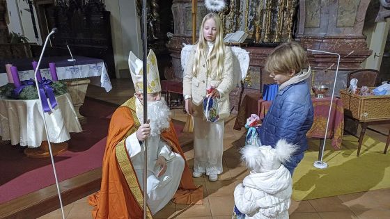 image:Image Do kostela čerti nesmějí. Rozhodně ne v Litoměřicích ke Všem svatým. S touto jistotou do chrámových lavic usedli v předvečer svátku sv. Mikuláše ve valné většině „nekosteloví“ dospělí společně se svými dětmi. Z koše přinesených a označených balíčků sladkostí rozdával pořádně vousatý Mikuláš Ludvík Rubáš za asistence anděla. „Byl jsem nervózní z toho, co budu vlastně říkat. Aby to oslovilo děti a trošku ťuklo i na rodiče. Myslel jsem si, že se budou víc bát. Ale ne! Určitě to bylo absencí čerta. Za mě reagovaly dost nebojácně. Co já jsem dneska slyšel básniček,“ smál se Ludvík Rubáš v sakristii.