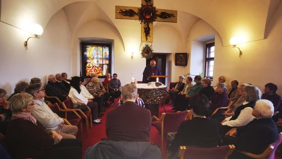 image:Image Seniorské adventní setkání proběhlo 4. prosince v Novém Adalbertinu. Biskup Josef Kajnek slavil bohoslužbu, následovala beseda, kdy biskupovi kladla otázky redaktorka Eva Zálešáková.