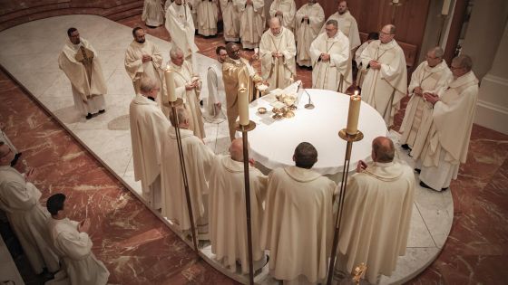 image:Image prožili věřící v českobudějovické katedrále sv. Mikuláše v pátek podvečer. Zúčastnili se také papežský nuncius Jude Thaddeus Okolo, biskupové Vlastimil Kročil a Pavel Posád i další církevní představitelé. Mši svaté předcházela modlitba nešpor se členy Katedrální kapituly.