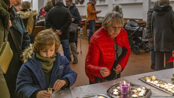image:Image Světový den památky zesnulých dětí si připomněli v pražském kostele Panny Marie Královny míru koncertem komorního sboru Canti di Praga. Návštěvníci chrámu za zesnulé děti zapálili svíčku.