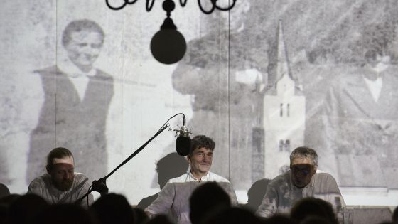 image:Image Z představení Obděnický farář na někdejší faře P. Ladislava Hlada. V pozadí za herci je na dobovém snímku s maminkou a sestrou.