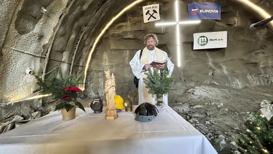 image:Image O požehnání sošky sv. Barbory požádala stavební firma vysokomýtského duchovního správce P. Stanislava Tomšíčka. Vyjádřila tak svou prosbu, aby světice chránila dělníky při stavbě tunelu v kopci Homole.
