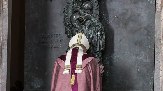 image:Image Papež František při zahájení dosud posledního Svatého roku otevíral Svatou bránu baziliky sv. Jana v Lateránu v prosinci roku 2015.