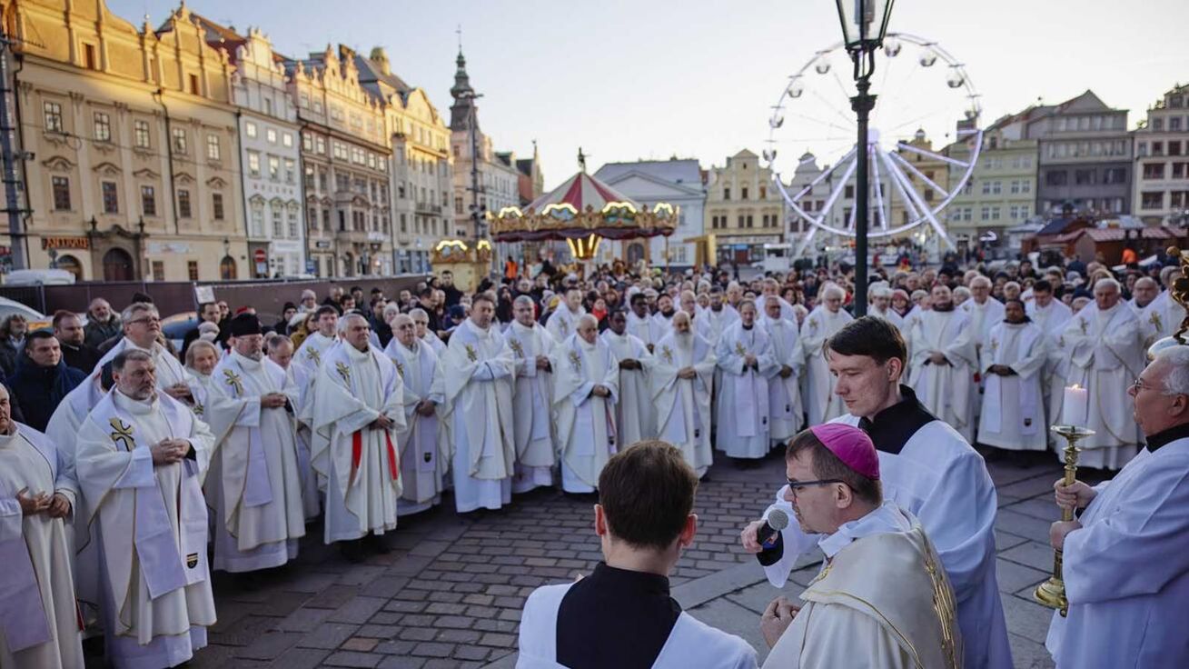 image:Image Biskup Tomáš Holub se zástupem kněží a věřících plzeňské diecéze zahájili průvodem do katedrály sv. Bartoloměje Jubilejní rok 2025. Biskup ve své homilii mluvil o kříži, který je pro náš život nadějí.