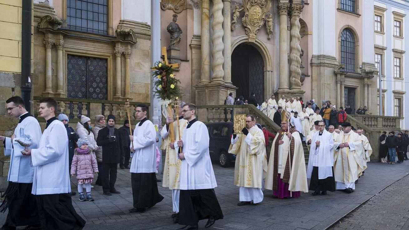 image:Image Jako poutníci naděje se věřící z celé arcidiecéze vydali v neděli z kostela Panny Marie Sněžné olomouckými ulicemi do katedrály, aby zde zahájili Svatý rok.