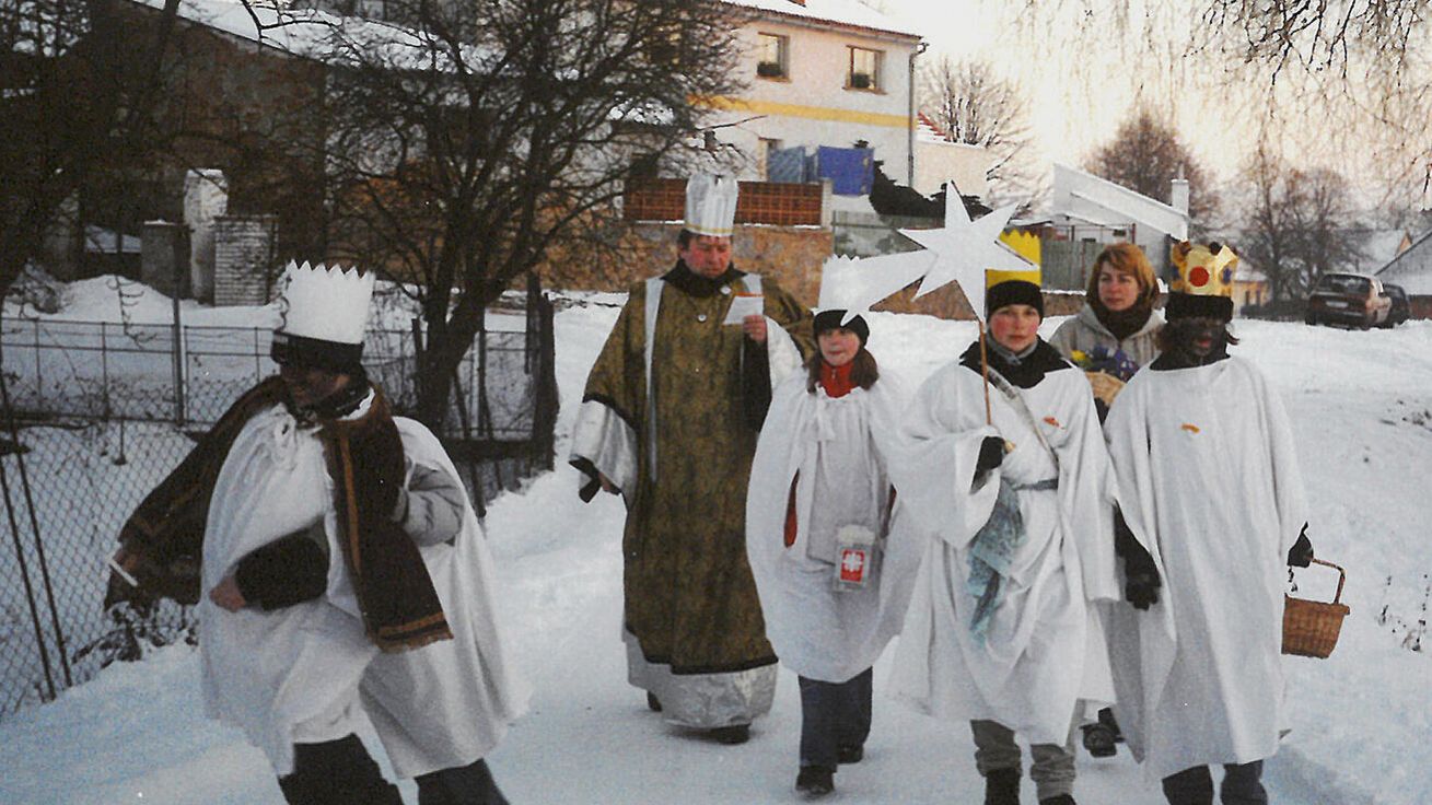 image:Image Jiří Lodr (v tmavém plášti) při tříkrálové koledě 2001.