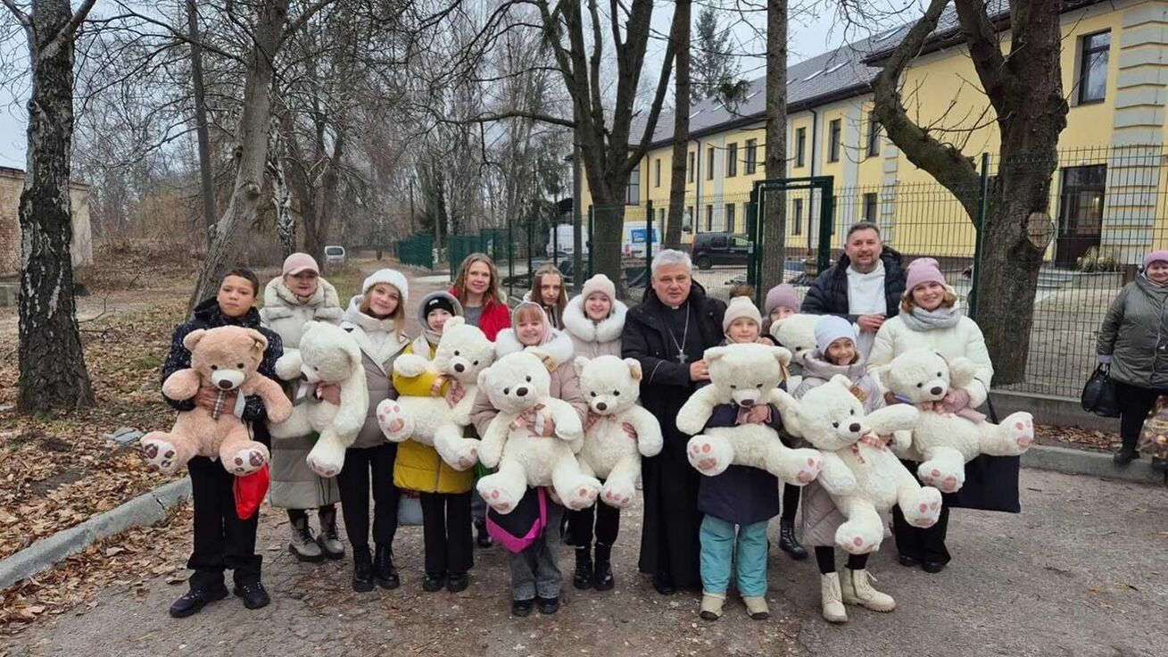 image:Image Papežský almužník Konrad Krajewski s ukrajinskými dětmi ve městě Fastiv. Kromě plyšových dárků na Ukrajinu přivezl kompletně vybavený zdravotnický karavan a šest sonografů pro vybombardované nemocnice.