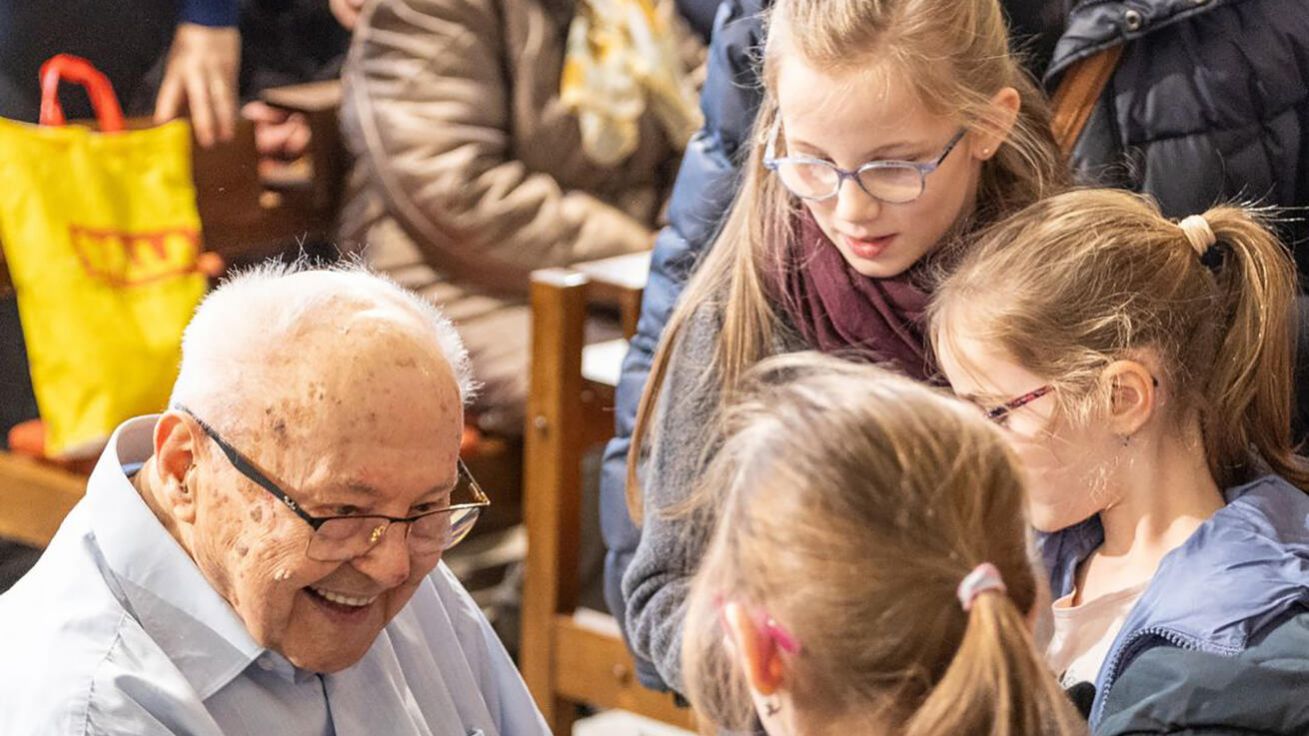 image:Image „Páter Jenda“ s gratulanty.
