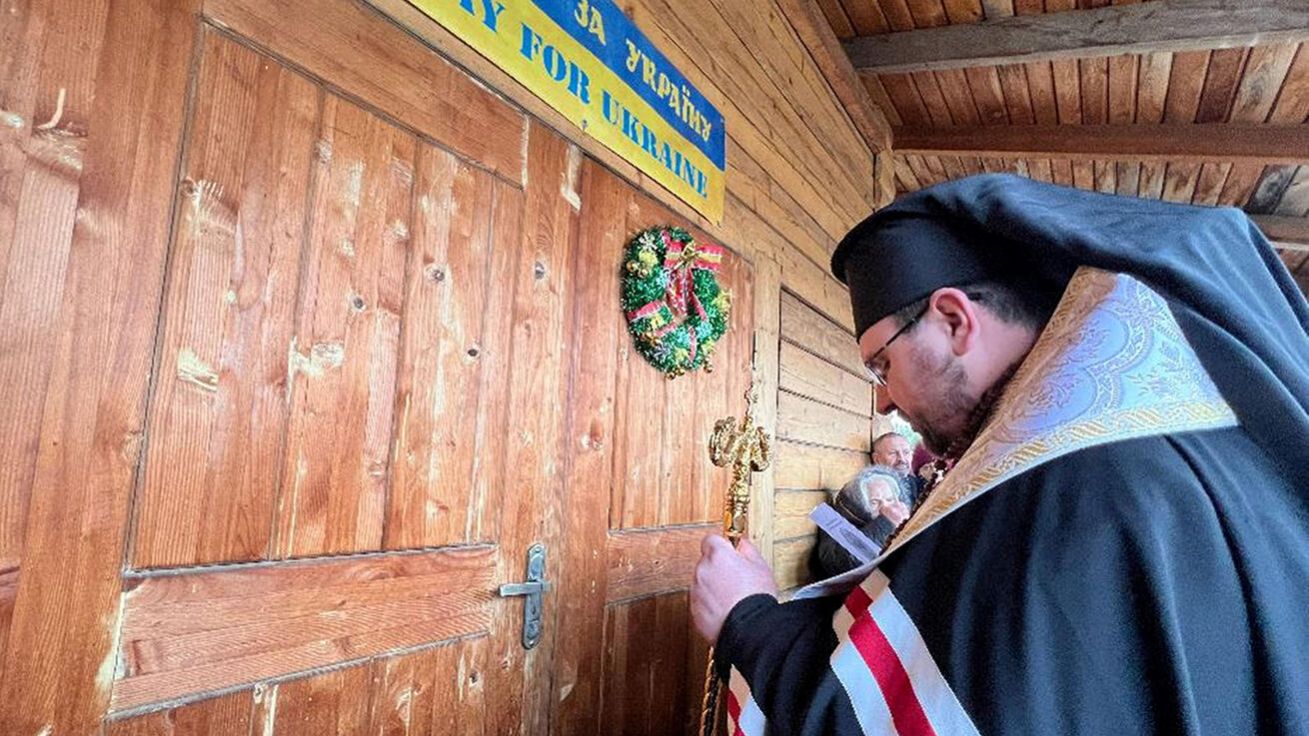 image:Image Biskup řeckokatolické ukrajinské církve, salesián Maxim Rjabucha otevřel 29. prosince Svatou bránu v ukrajinském Kramatorsku, jen 20 km od bojové linie.