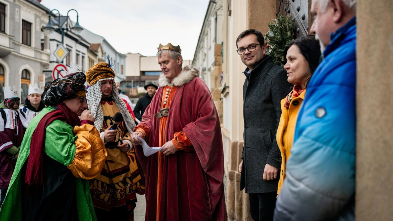 I v Uherském Brodě se lidé mohli setkat se třemi králi již před 6. lednem. Dospělí i mladší koledníci navštěvovali domovy a instituce včetně zdejší radnice. image:Image I v Uherském Brodě se lidé mohli setkat se třemi králi již před 6. lednem. Dospělí i mladší koledníci navštěvovali domovy a instituce včetně zdejší radnice.