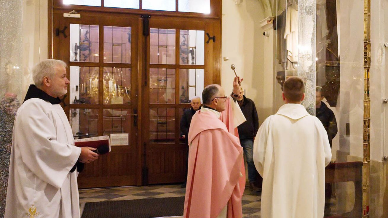 image:Image Železnou mříž nahradila v kostele skleněná stěna, která nabízí pohled do interiéru kostela.