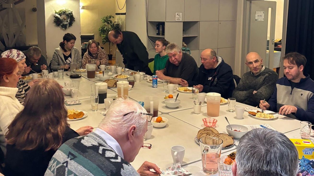image:Image V Klubu 2 ryby nacházejí propuštění zázemí přátelských vztahů i modlitbu a materiální pomoc.