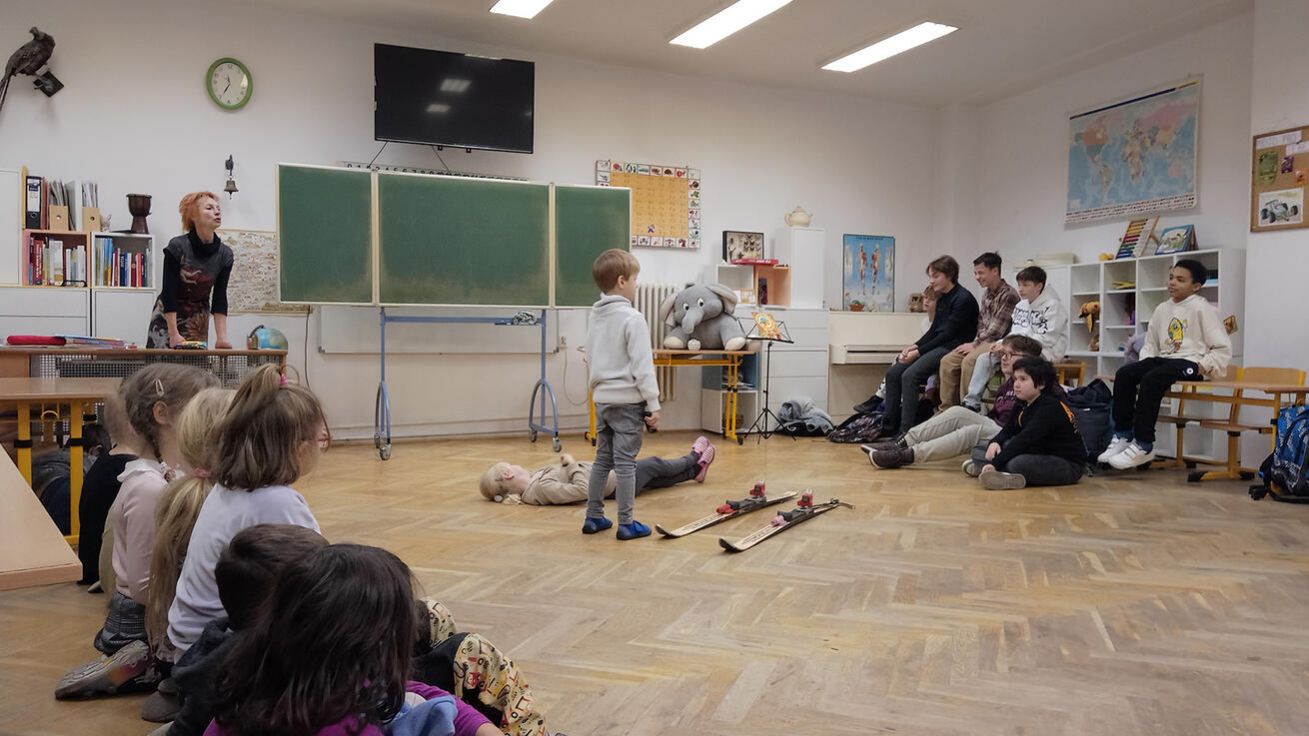 image:Image Prvňáci z Veselé školy učí sedmáky, jak poskytnout první pomoc na svahu.