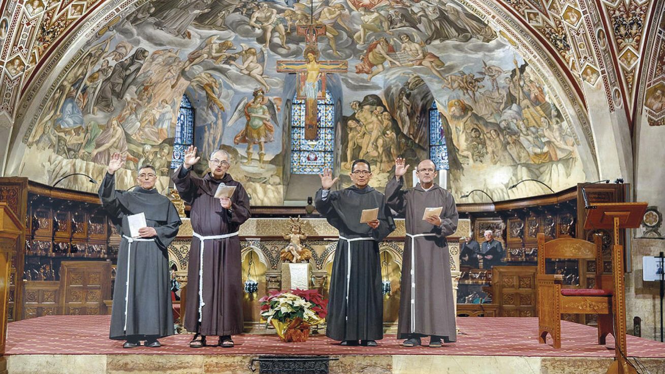 Představení františkánských řádů udělili přítomným slavnostní požehnání. image:Image Představení františkánských řádů udělili přítomným slavnostní požehnání.