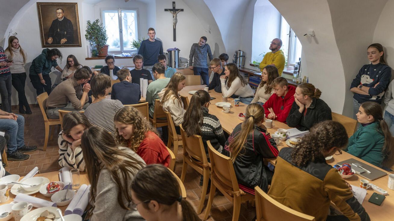 image:Image Mladí lidé se před Vánoci sešli na prachatické faře.