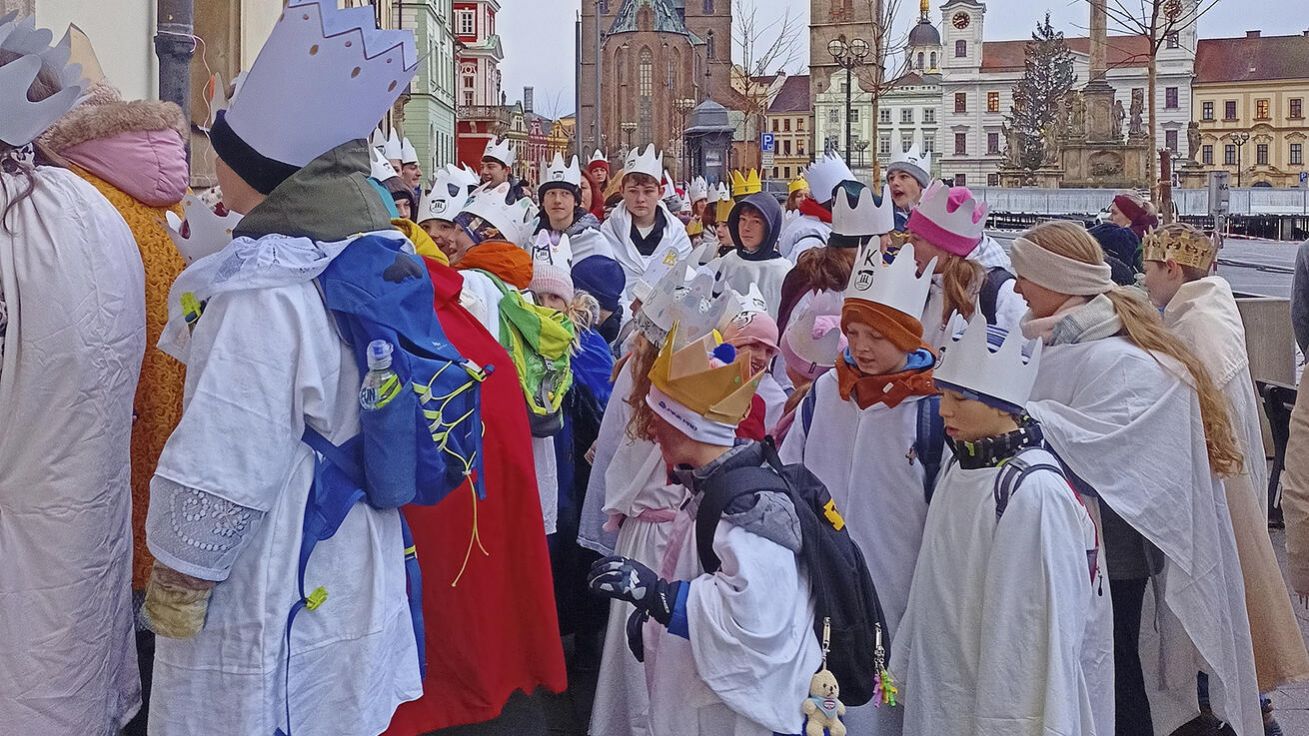 image:Image Z katedrály přešli koledníci do Nového Adalbertina, kde si vyzvedli potřeby ke koledování.