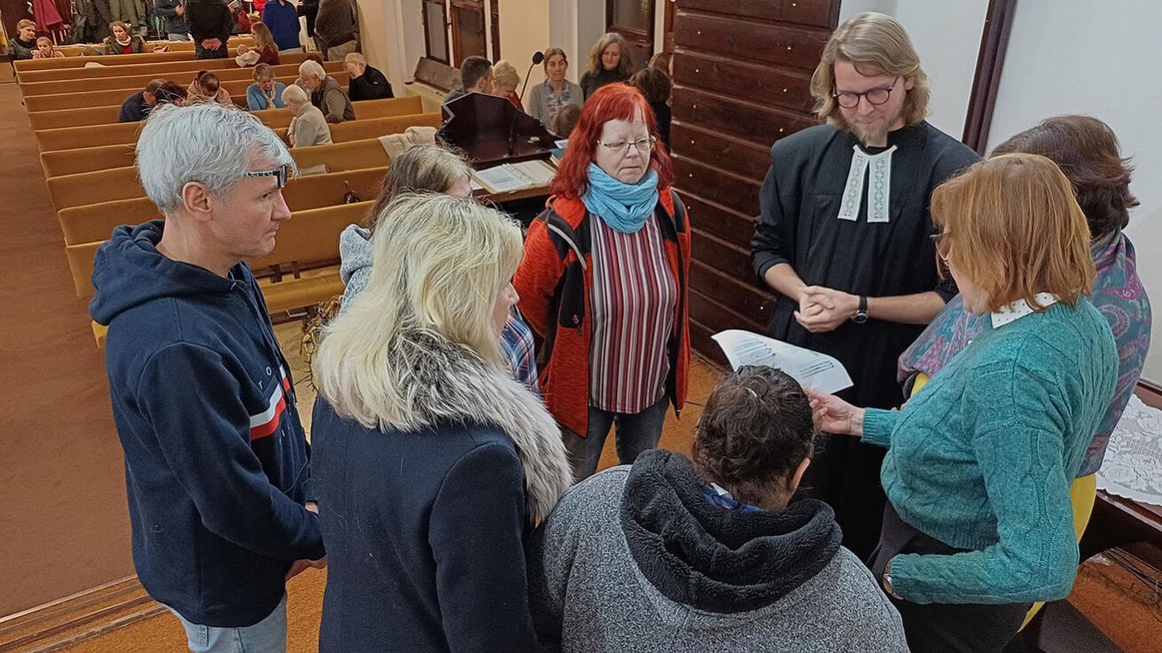 image:Image Přímluvné modlitby při ekumenické bohoslužbě ve skupinkách. Tuto vedl litoměřický evangelický farář Benjamin Roll.
