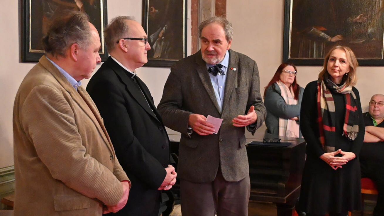 image:Image Slavnostní uvedení a požehnání knihy prof. Jana Royta o klášteře v Oseku se uskutečnilo na biskupství v Litoměřicích.